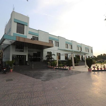 Oyo 33387 Laxmi Lawn And Resort Suite ลัคเนา ภายนอก รูปภาพ