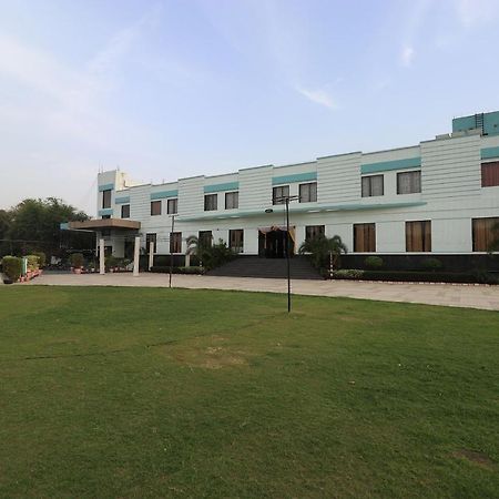 Oyo 33387 Laxmi Lawn And Resort Suite ลัคเนา ภายนอก รูปภาพ