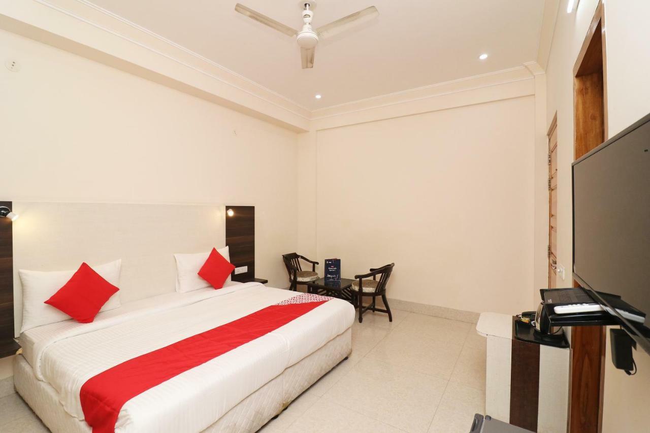 Oyo 33387 Laxmi Lawn And Resort Suite ลัคเนา ภายนอก รูปภาพ