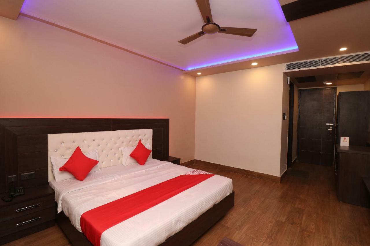 Oyo 33387 Laxmi Lawn And Resort Suite ลัคเนา ภายนอก รูปภาพ