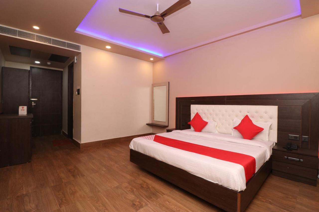 Oyo 33387 Laxmi Lawn And Resort Suite ลัคเนา ภายนอก รูปภาพ