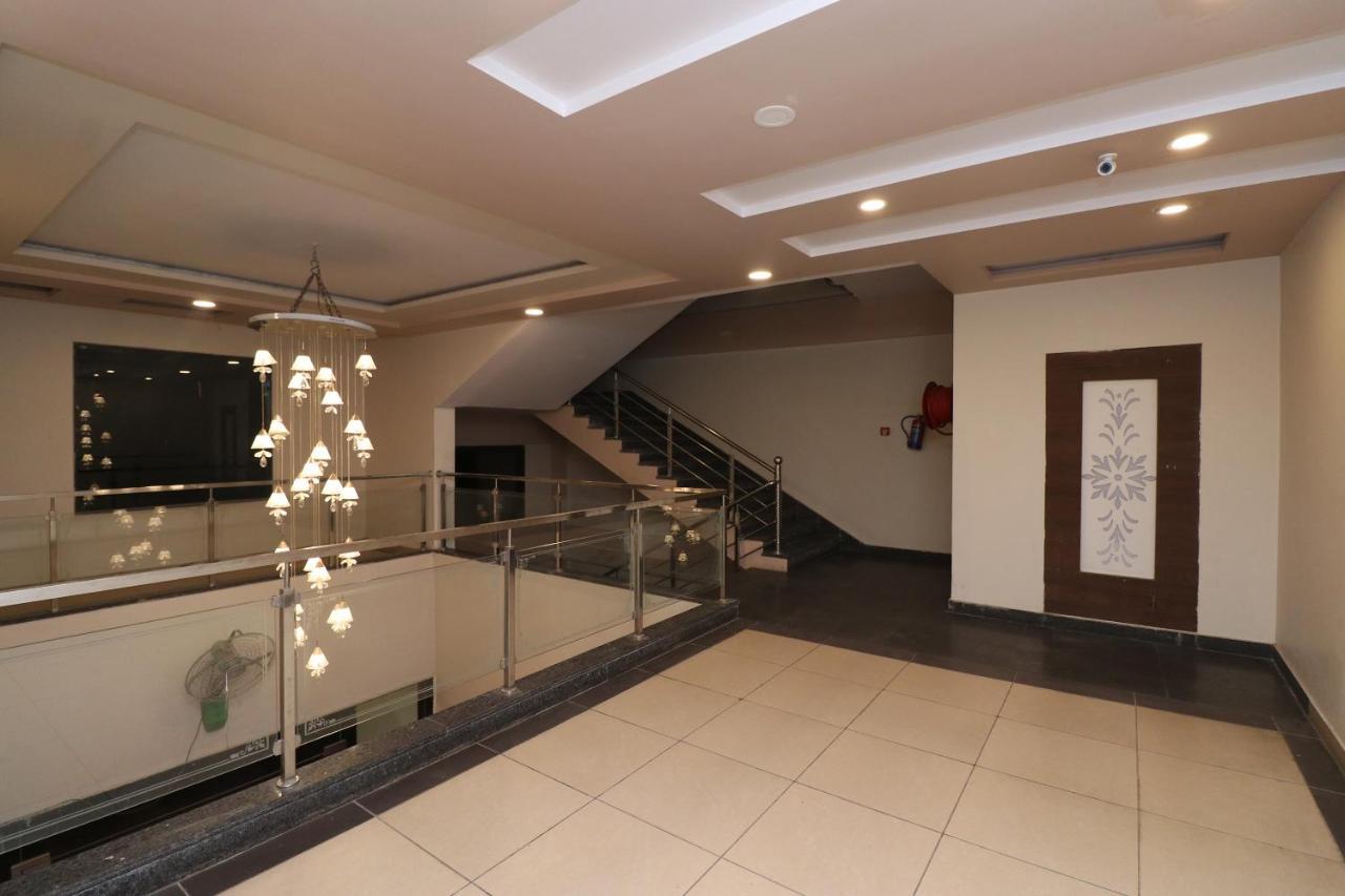 Oyo 33387 Laxmi Lawn And Resort Suite ลัคเนา ภายนอก รูปภาพ