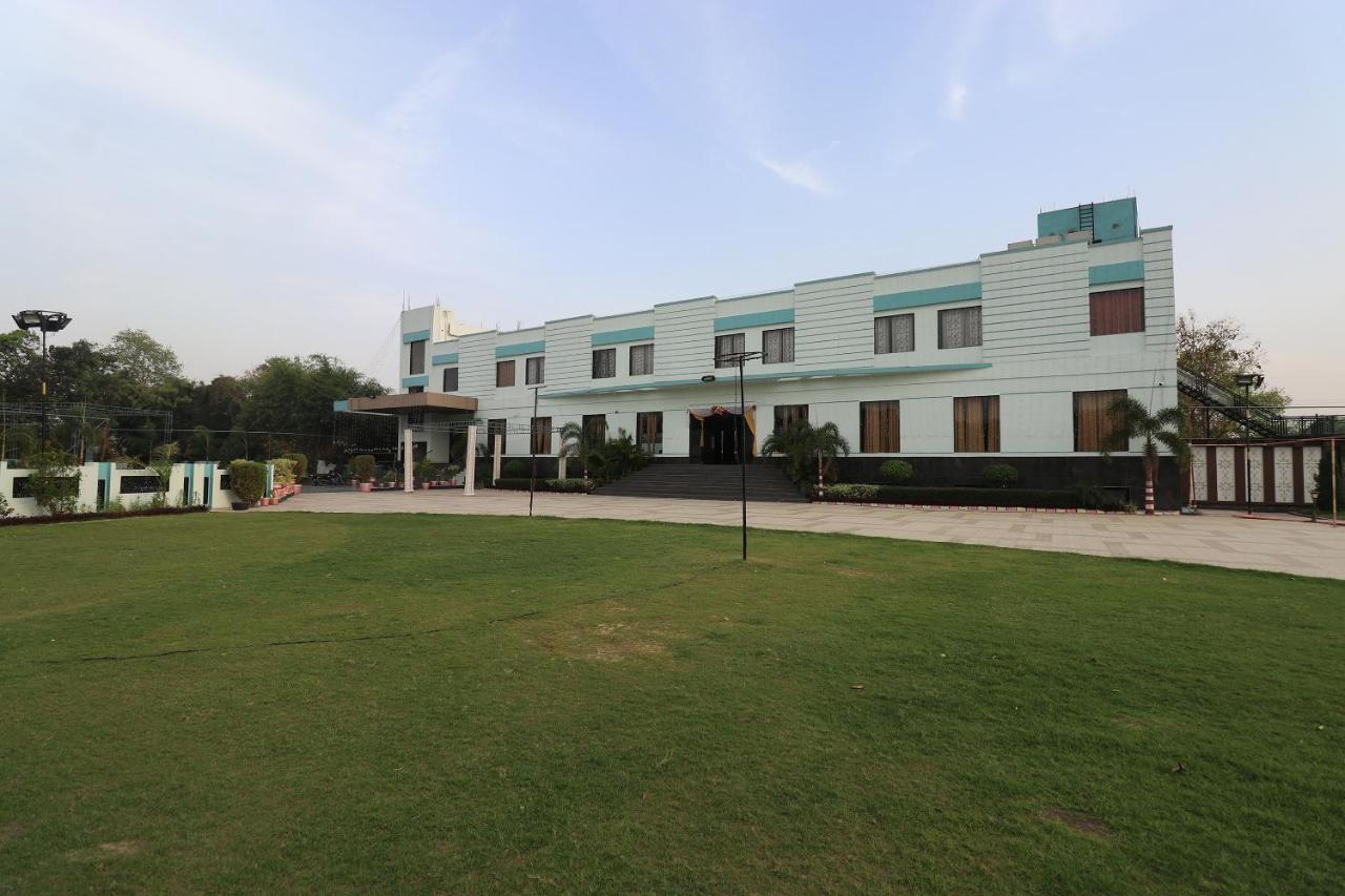 Oyo 33387 Laxmi Lawn And Resort Suite ลัคเนา ภายนอก รูปภาพ