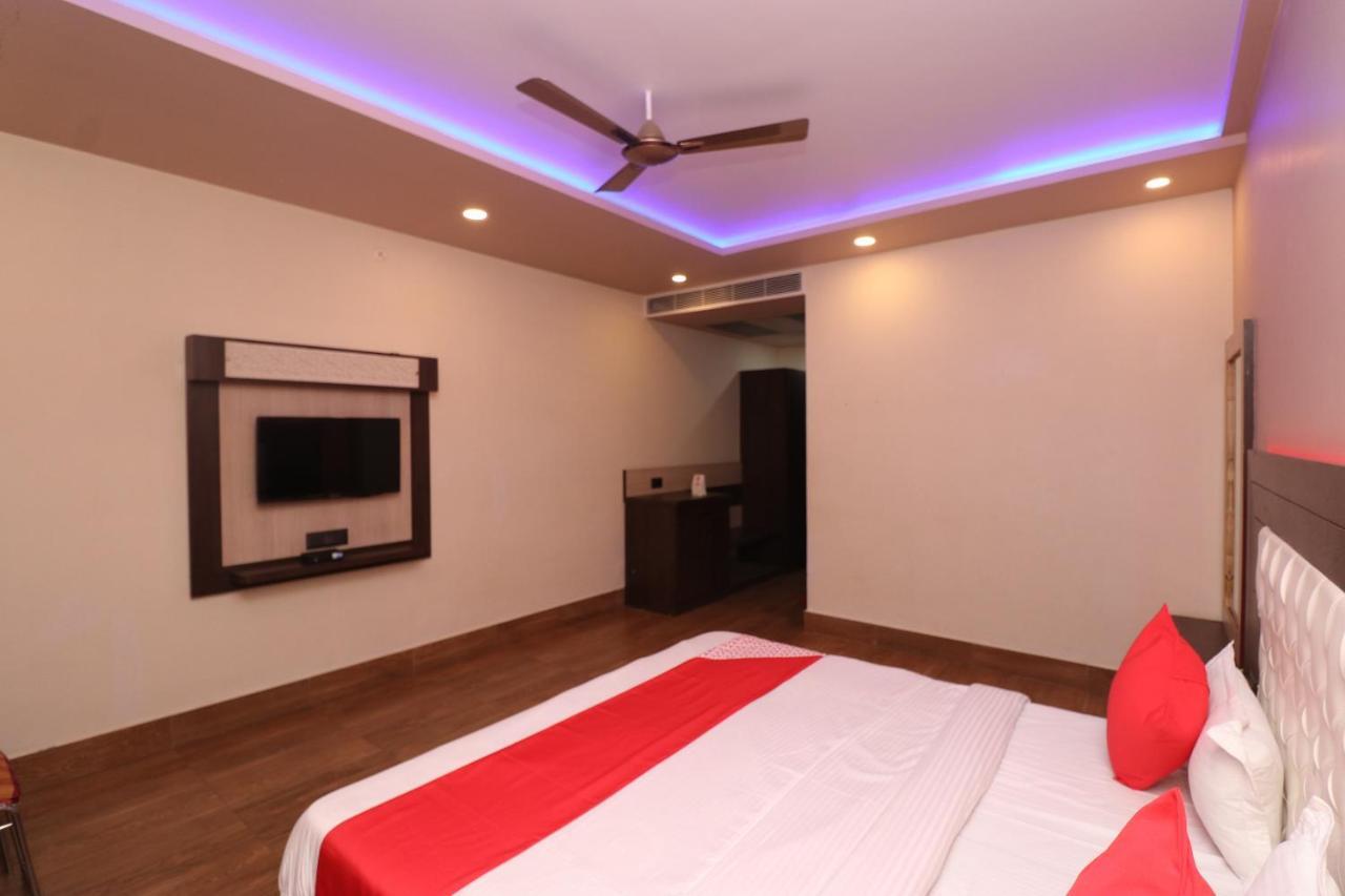 Oyo 33387 Laxmi Lawn And Resort Suite ลัคเนา ภายนอก รูปภาพ