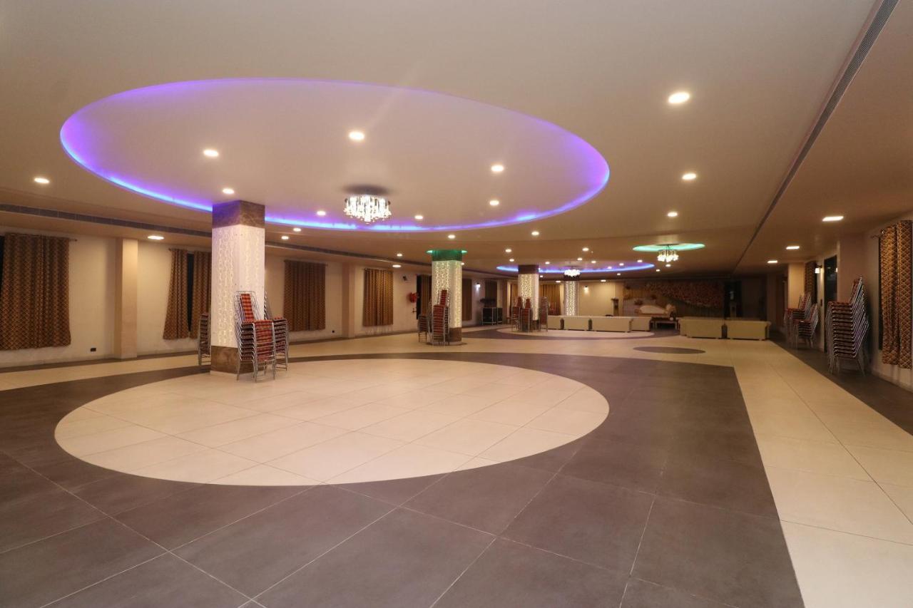 Oyo 33387 Laxmi Lawn And Resort Suite ลัคเนา ภายนอก รูปภาพ