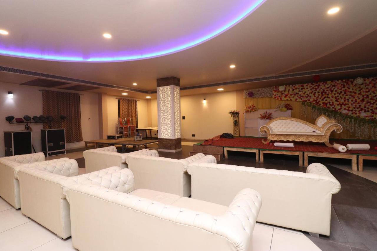 Oyo 33387 Laxmi Lawn And Resort Suite ลัคเนา ภายนอก รูปภาพ