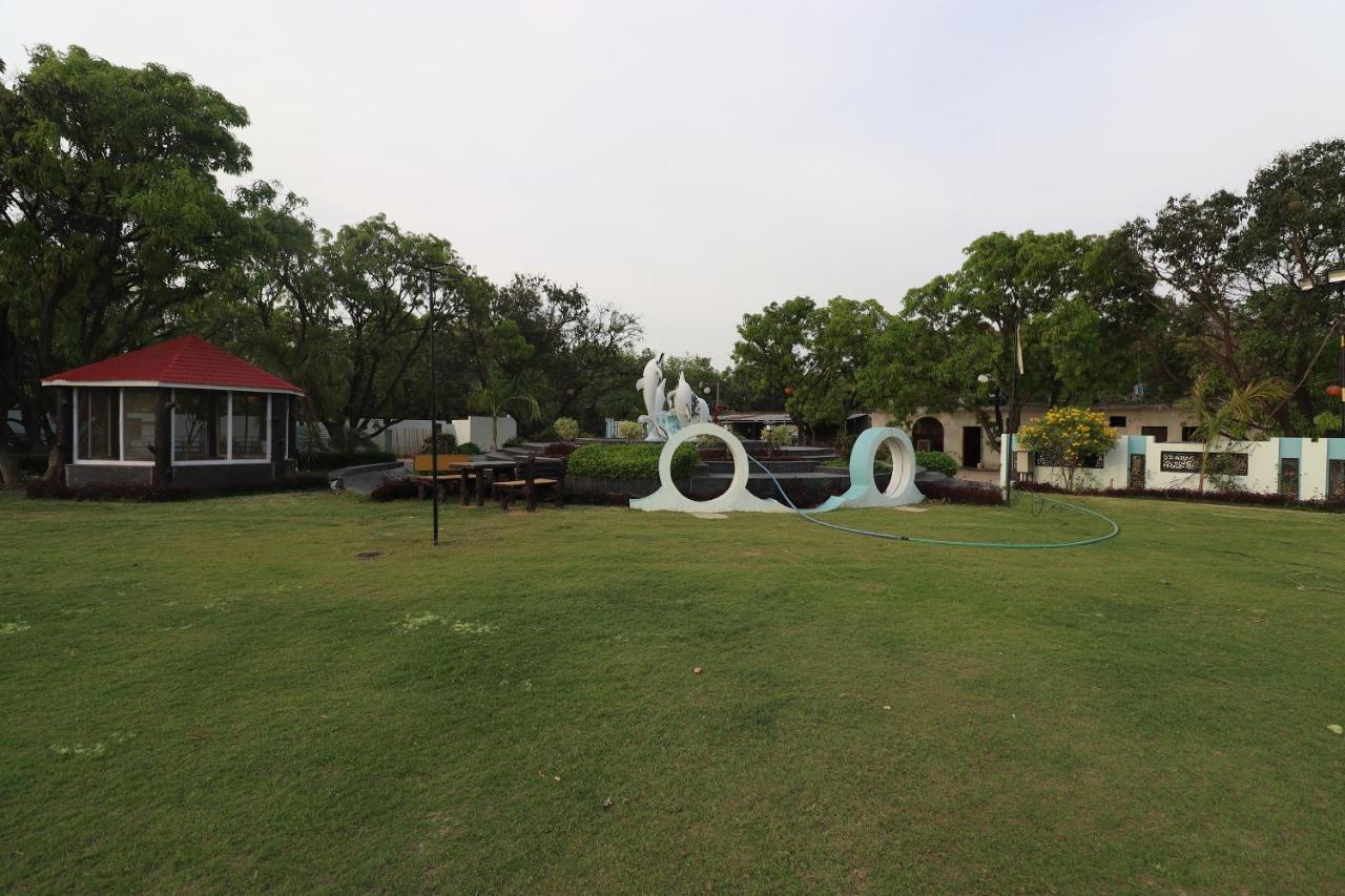 Oyo 33387 Laxmi Lawn And Resort Suite ลัคเนา ภายนอก รูปภาพ
