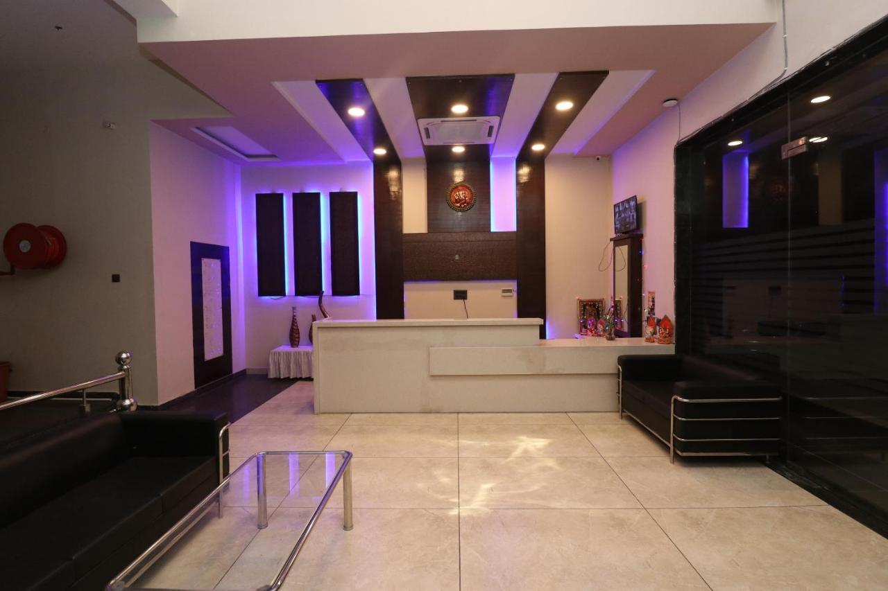 Oyo 33387 Laxmi Lawn And Resort Suite ลัคเนา ภายนอก รูปภาพ